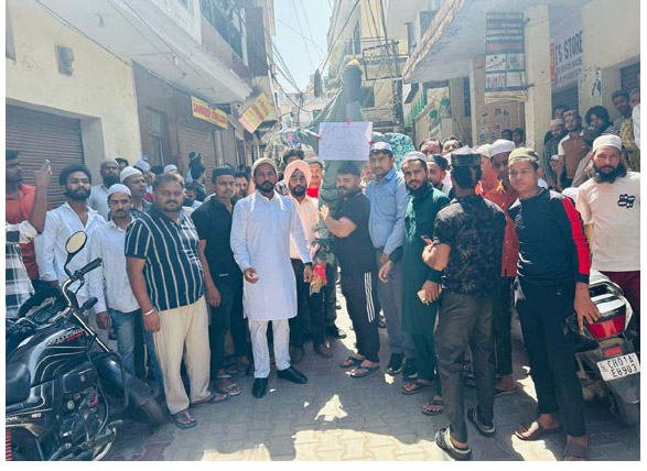 आतंकवादियों का पुतला जलाया गया